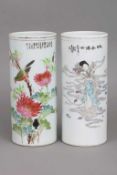 2 chinesische Porzellanvasen sog. ¨Hutständer¨