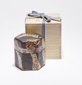 Fujita, Kyohei: Kleine Deckeldose (Kazaribako) in originaler Holzschatulle