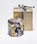 Fujita, Kyohei: Kleine, sechseckige Deckeldose (Kazaribako) in originaler Holzschatulle