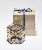 Fujita, Kyohei: Kleine, sechseckige Deckeldose (Kazaribako) in originaler Holzschatulle