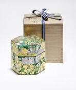 Fujita, Kyohei: Deckeldose (Kazaribako) in originaler Holzschatulle