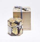 Fujita, Kyohei: Deckeldose (Kazaribako) in originaler Holzschatulle