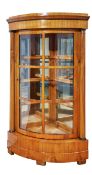 Biedermeier-Eckvitrine, Süddeutschland, um 1830