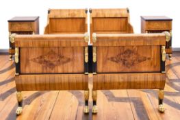 Prunkvolles Empire-Doppelbett mit zwei Nachtschränkchen, Süddeutschland, 1. Viertel 19. Jh.