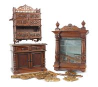 Vier Zierschnitzereien und drei