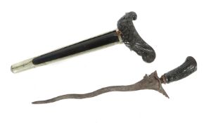 Kris mit floral geschnitztem Griff