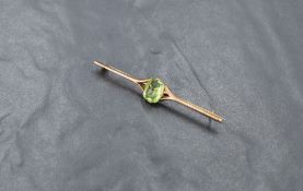 A 9ct gold bar brooch having a central facet cut peridot style stone, approx 2g