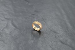 A 9ct gold wedding band, with incised decoration between bead moulding, marked 375, ring size H, 2.