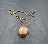 An agate locket having pinchbeck fittings on a 9ct rose gold chain, approx 18' & 9g (locket 15g)