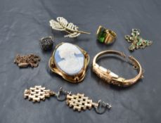 A selection of vintage costume and yellow metal jewellery including a Wedgwood style cameo brooch in