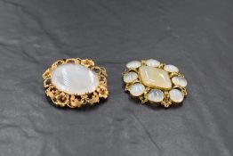 Two Victorian yellow metal mounted agate brooches, most likely Pinchbeck, 5cm