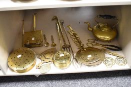 A selection of vintage brassware including Chestnut roasters, horse brasses etc