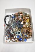 A mixed lot of predominantly modern jewellery.