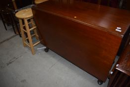 An early 20th Century mahogany gate leg dining table having long drop flaps