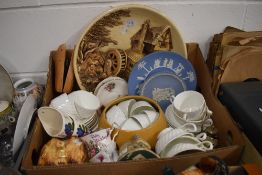 A mixed lot of ceramics to include two Wedgwood plates AF, a Lilliput Lane cottage 'Ostlers Keep'