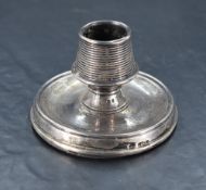An Edwardian silver match strike, of sconce form, the body with ribbed striking surface, over a