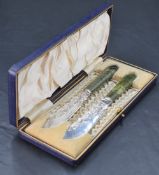 A pair of Edwardian silver and moss agate butter knives, having shaped blades with engraved scroll