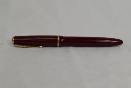 A Parker Duofold Senior aeromatic fill fountain pen in red, having decorative band to the cap having