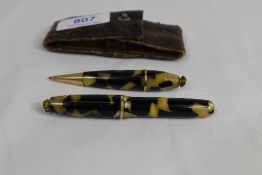An unnamed lever fill fountain pen and pencil set in pearl and black, of small proportions in