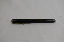 A De la Rue leverfill fountain pen 'the De la Rue Pen' in black with Warrented 22 nib. Approx 12.7cm