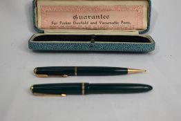 A Parker Slimfold fountain pen and propelling pencil set in green with single decorative band to cap