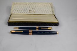 A boxed Parker 17 Super fountain pen and propelling pencil set in dark blue. I good condition