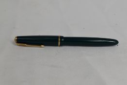 A Parker Junior Duofold aeromatic fill fountain pen in green, having decorative band to the cap
