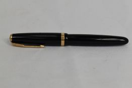A Parker Duofold aeromatic fill fountain pen in black, having decorative broad band to the cap