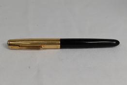 A Parker 51 aeromatic fill fountain pen in black with rolled gold cap. Approx 13.6cm in good