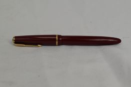 A Parker Duofold Senior aeromatic fill fountain pen in red, having decorative band to the cap having
