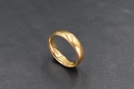 An 18ct gold wedding band of plain form, size N/O & approx 5.5g