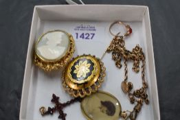 A small selection of vintage jewellery including cameo in pinchbeck brooch mount, yellow wire