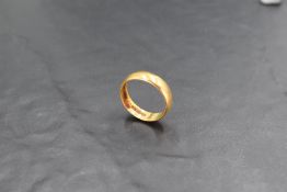 A 22ct gold wedding band, size R/S & approx 5.9g