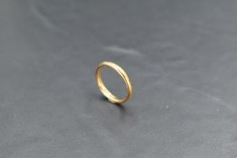 A 22ct gold wedding band, size K/L & approx 3.4g