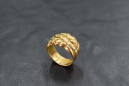 A Victorian 18ct gold band ring having moulded detail, size I & approx 8.5g