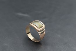 A George IV yellow metal mourning ring, having hair under arched and bevelled glass platform and