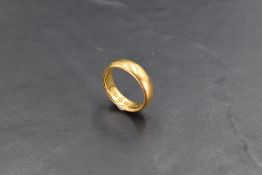 A 22ct gold wedding band of plain form, size O & approx 8.5g