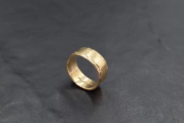 A gent's 9ct gold wedding band, size S & approx 6g