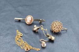 A small 9ct gold bar brooch with central cameo decoration, and a small selection of yellow metal
