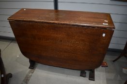 An early 20th Century oak gateleg dining table