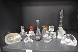 A mixed lot of glass ware, comprising; Mats Jonasson seal and duckling paperweights, a variety of
