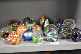 Nineteen modern art glass paper weights including Mdina, Touch of Glass and lamp worked.