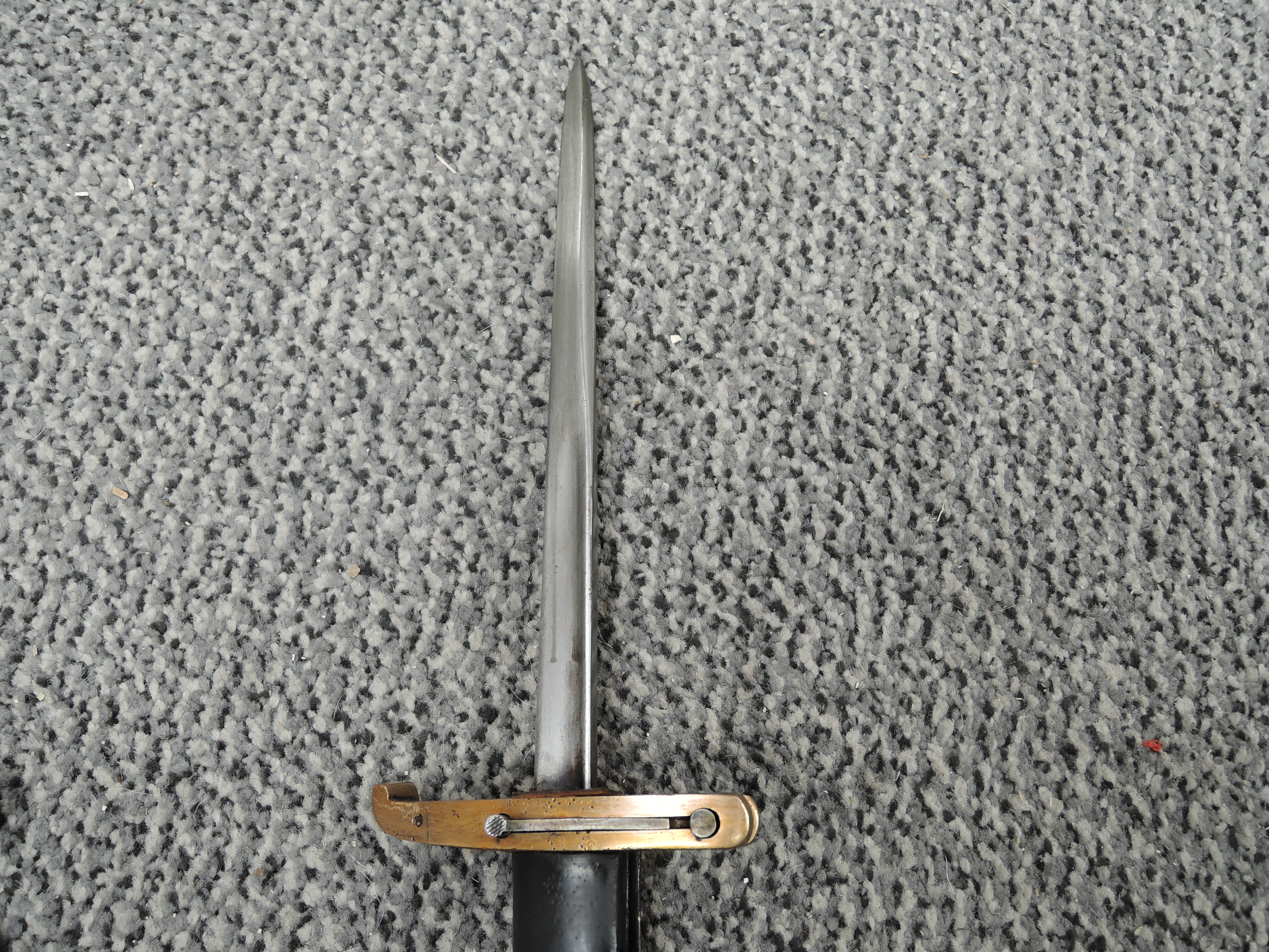 A British Mountable Revolver Bayonet for the Webley MKVI 1916, with Scabbard, patent No 917145/16 - Image 3 of 4
