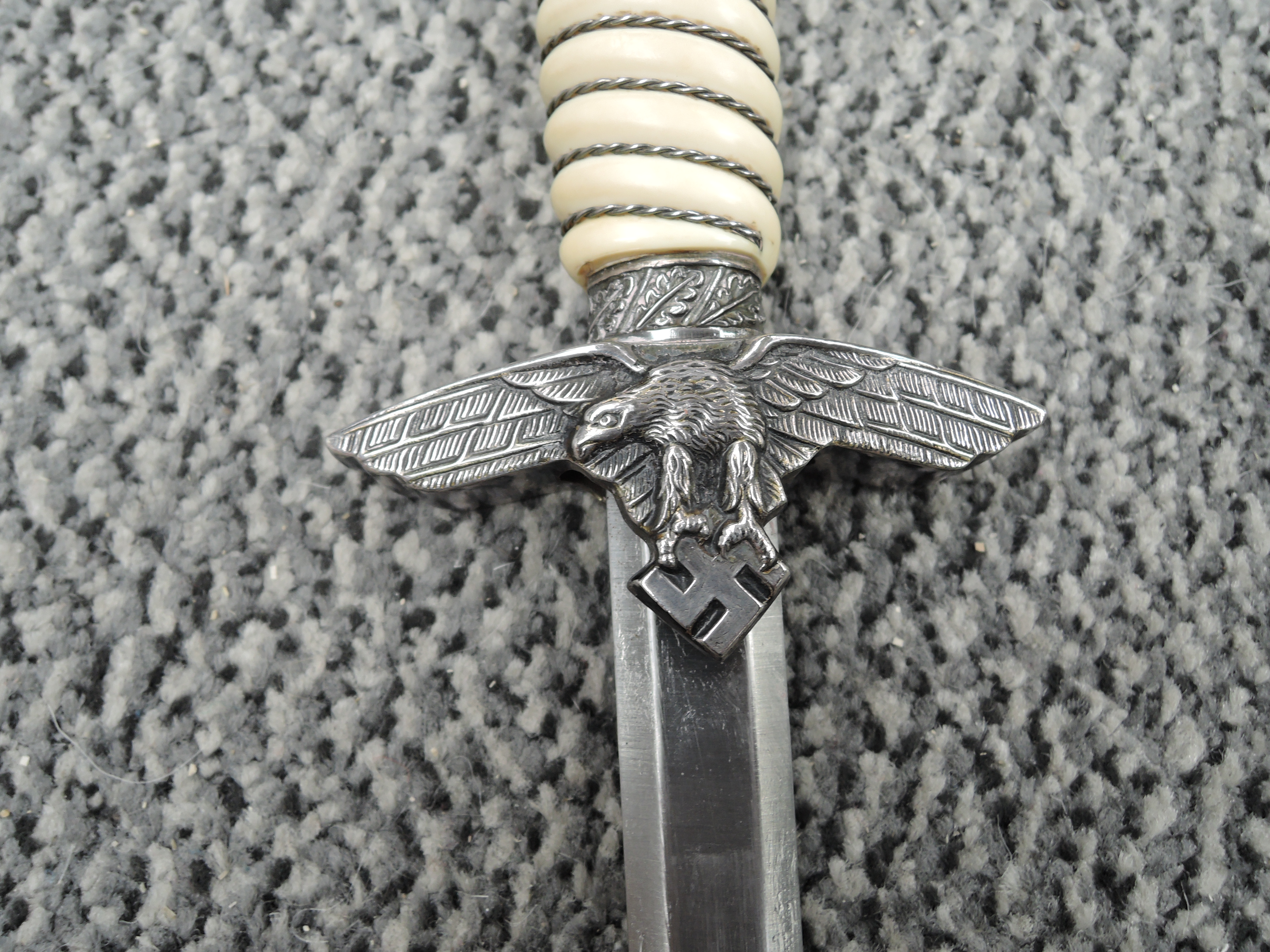 A German WW2 Luftwaffe Dagger 1937, Cross Guard in the form of a Eagle clutching Swastika, - Image 2 of 6