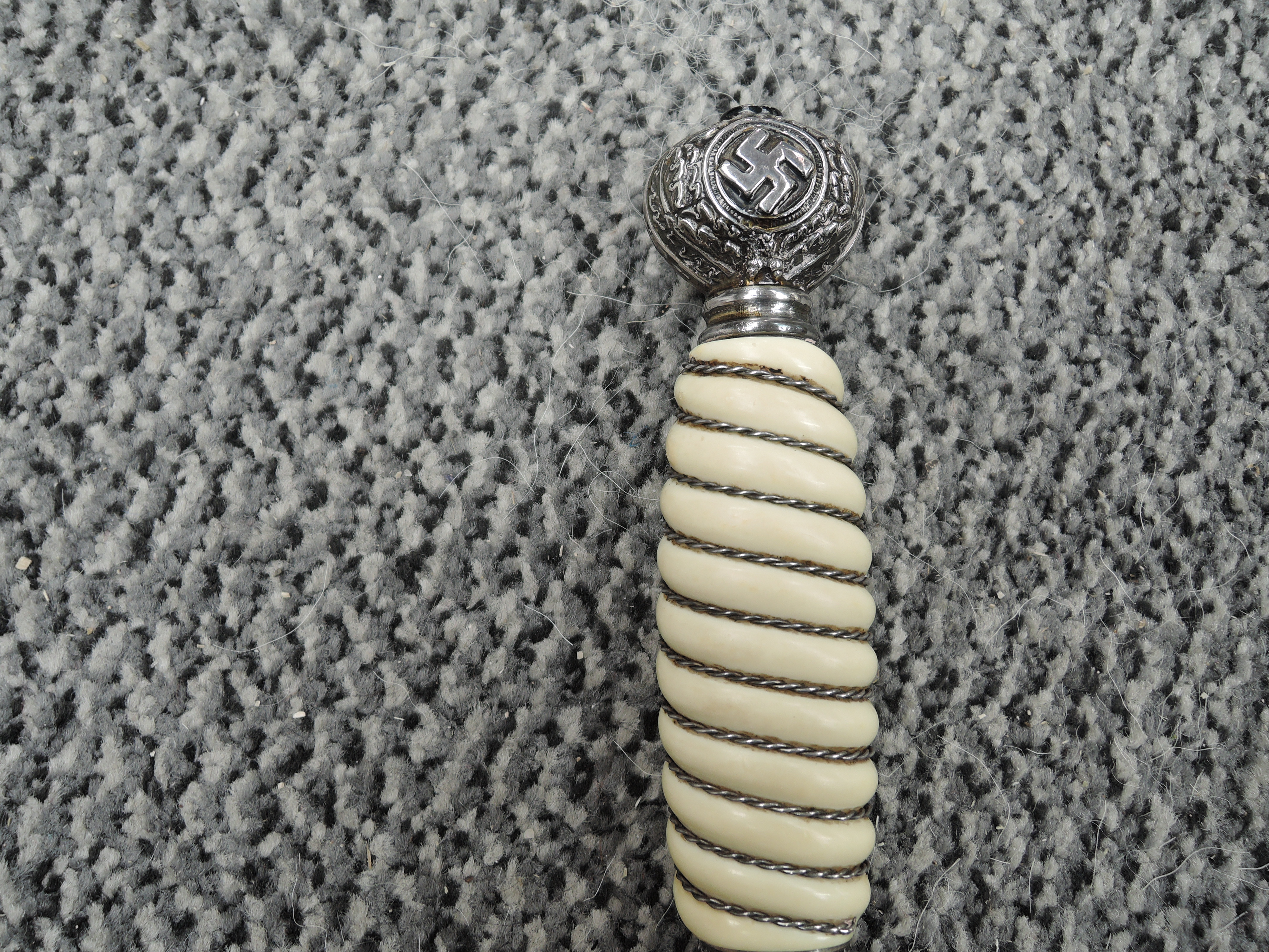 A German WW2 Luftwaffe Dagger 1937, Cross Guard in the form of a Eagle clutching Swastika, - Image 3 of 6