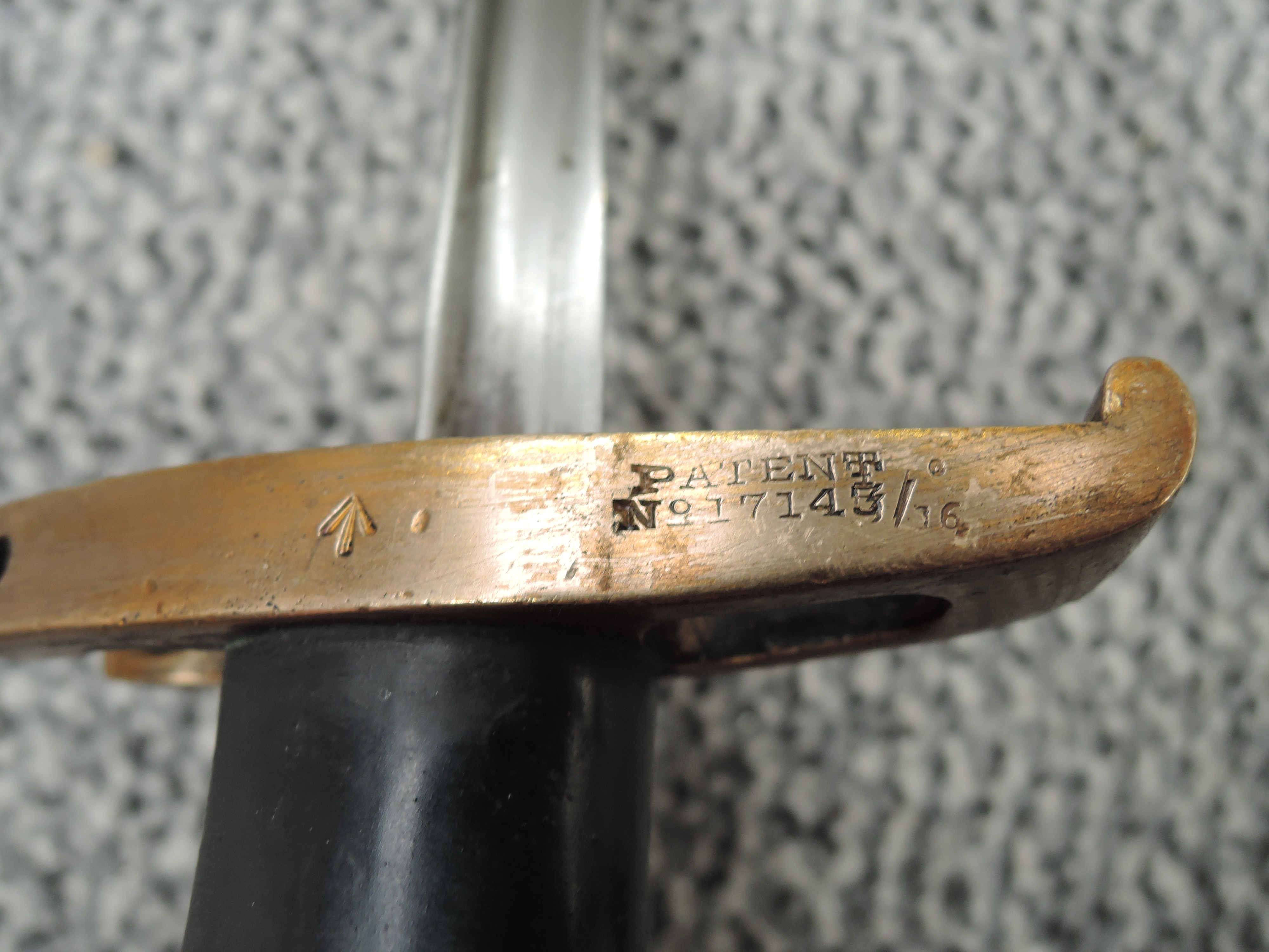A British Mountable Revolver Bayonet for the Webley MKVI 1916, with Scabbard, patent No 917145/16 - Image 2 of 4