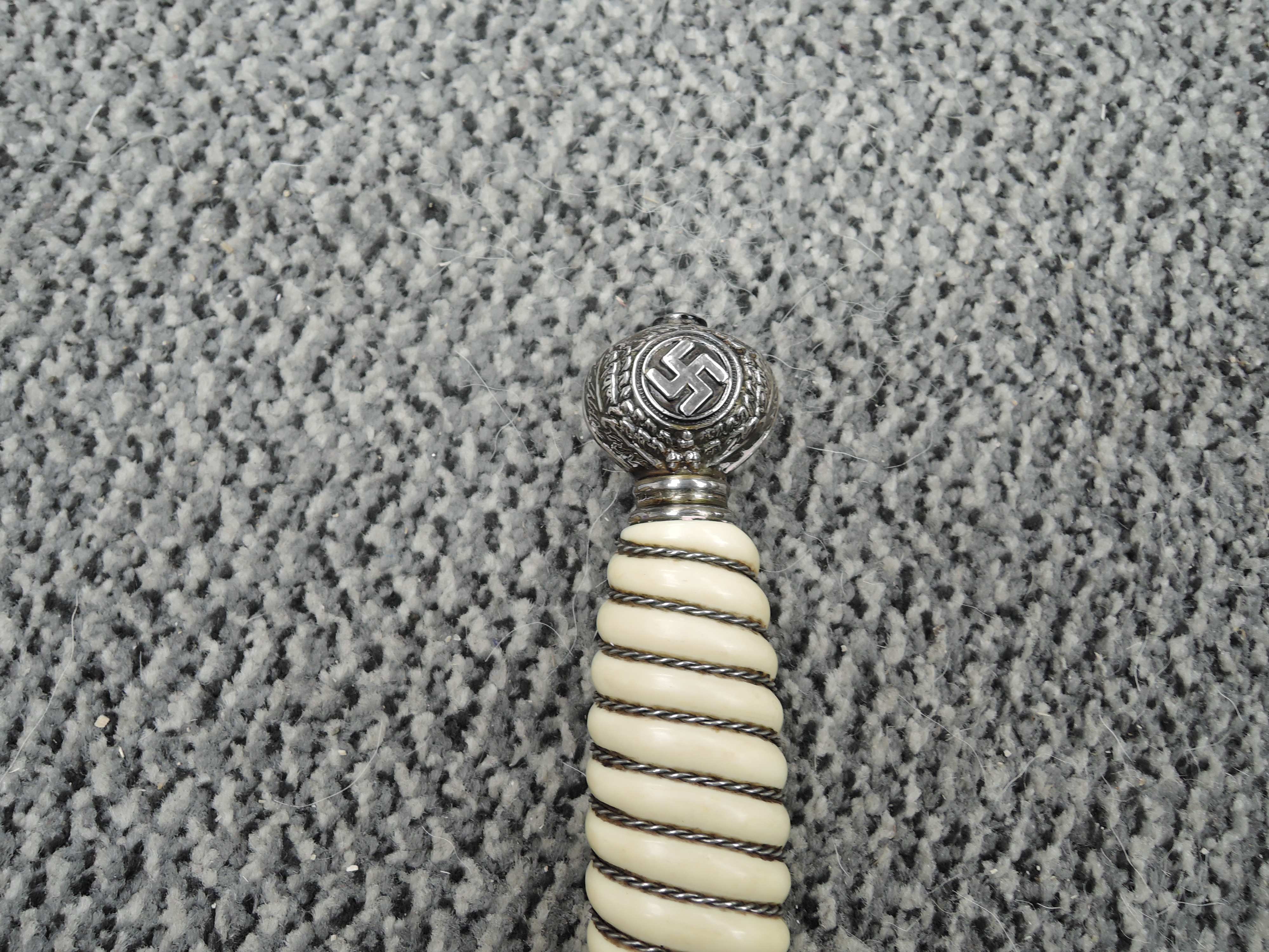 A German WW2 Luftwaffe Dagger 1937, Cross Guard in the form of a Eagle clutching Swastika, - Image 4 of 6