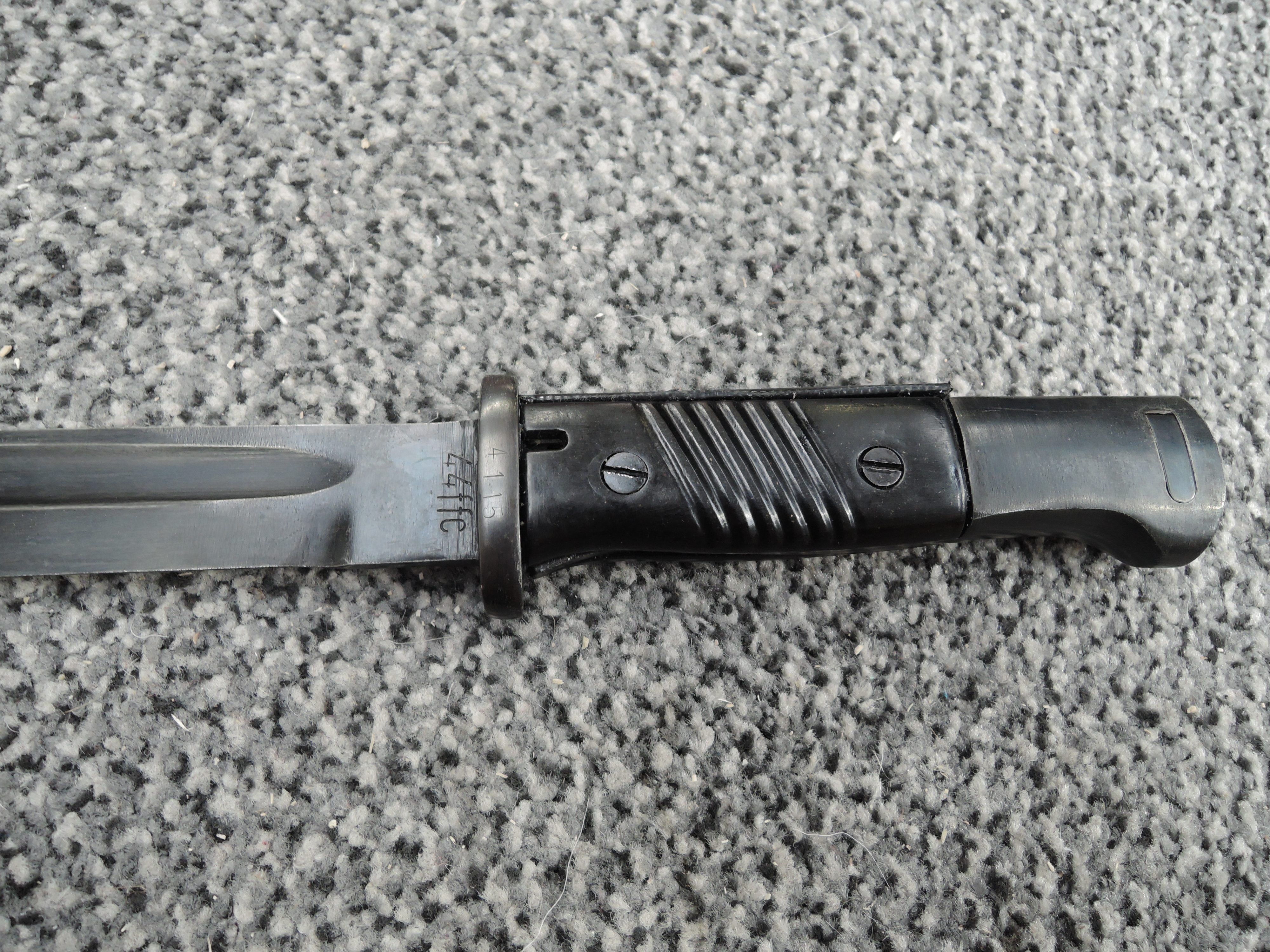 A German WW2 1937-45 black Bayonet with plastic grip, metal scabbard, leather frog No4115, 44FFC - Image 3 of 8