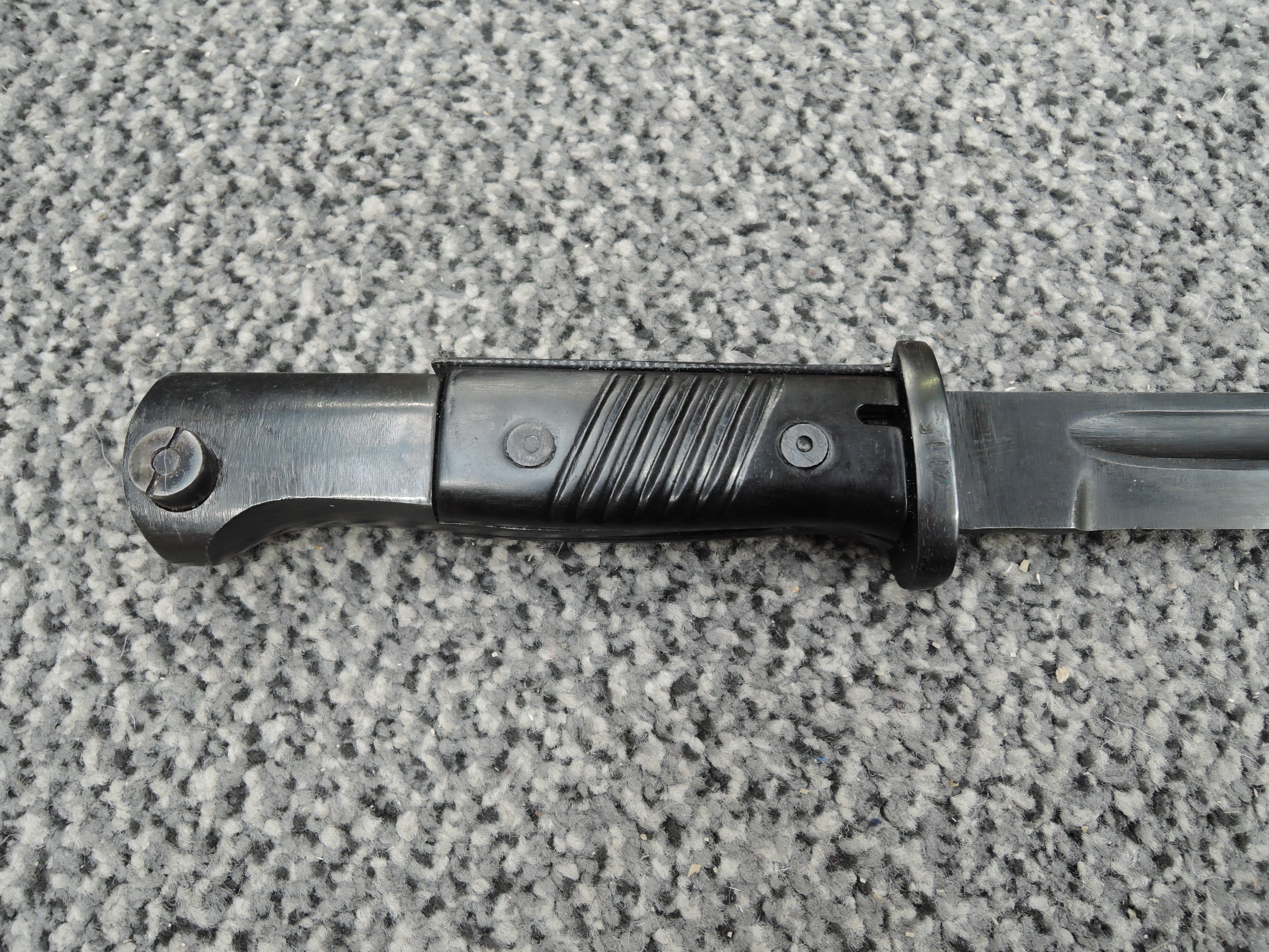 A German WW2 1937-45 black Bayonet with plastic grip, metal scabbard, leather frog No4115, 44FFC - Image 4 of 8