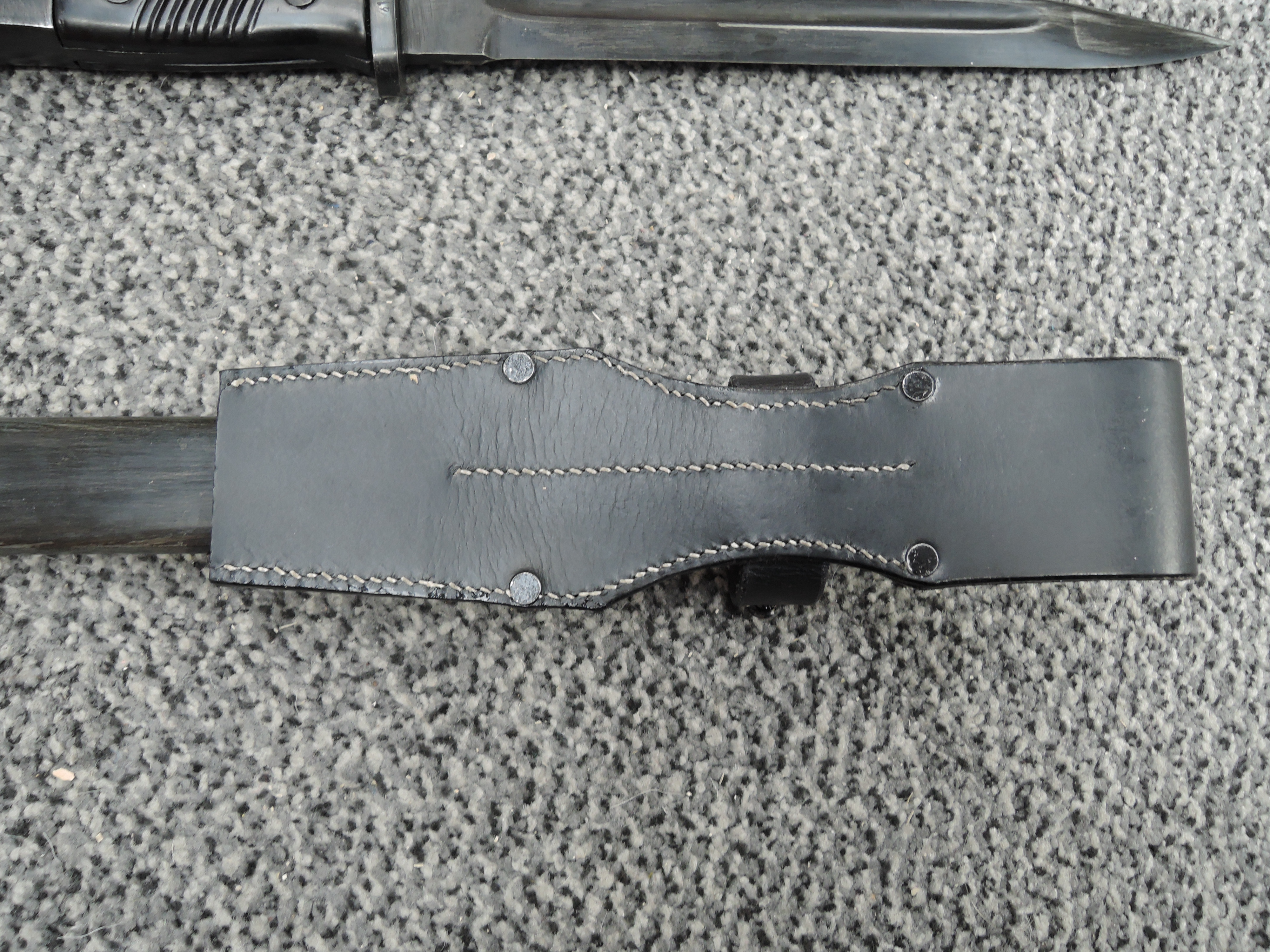 A German WW2 1937-45 black Bayonet with plastic grip, metal scabbard, leather frog No4115, 44FFC - Image 8 of 8